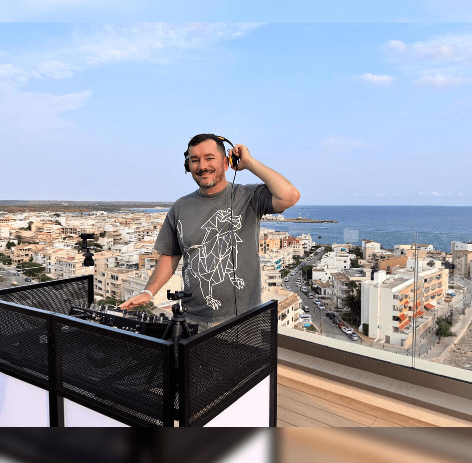 Brautpaar tanzt zu DJ-Musik in Frankfurt DJ-Pult mit Lichteffekten für Hochzeit in Rhein-Main