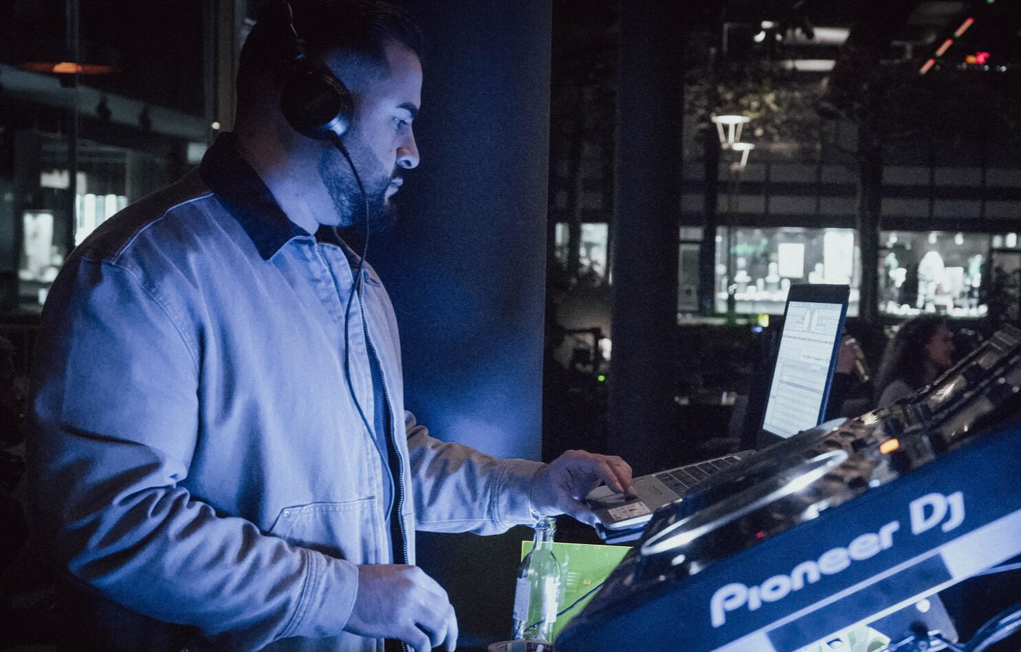 Professionelles DJ-Setup für Hochzeiten in Darmstadt Moderne Lichttechnik und Party-Stimmung bei Hochzeit in Darmstadt
