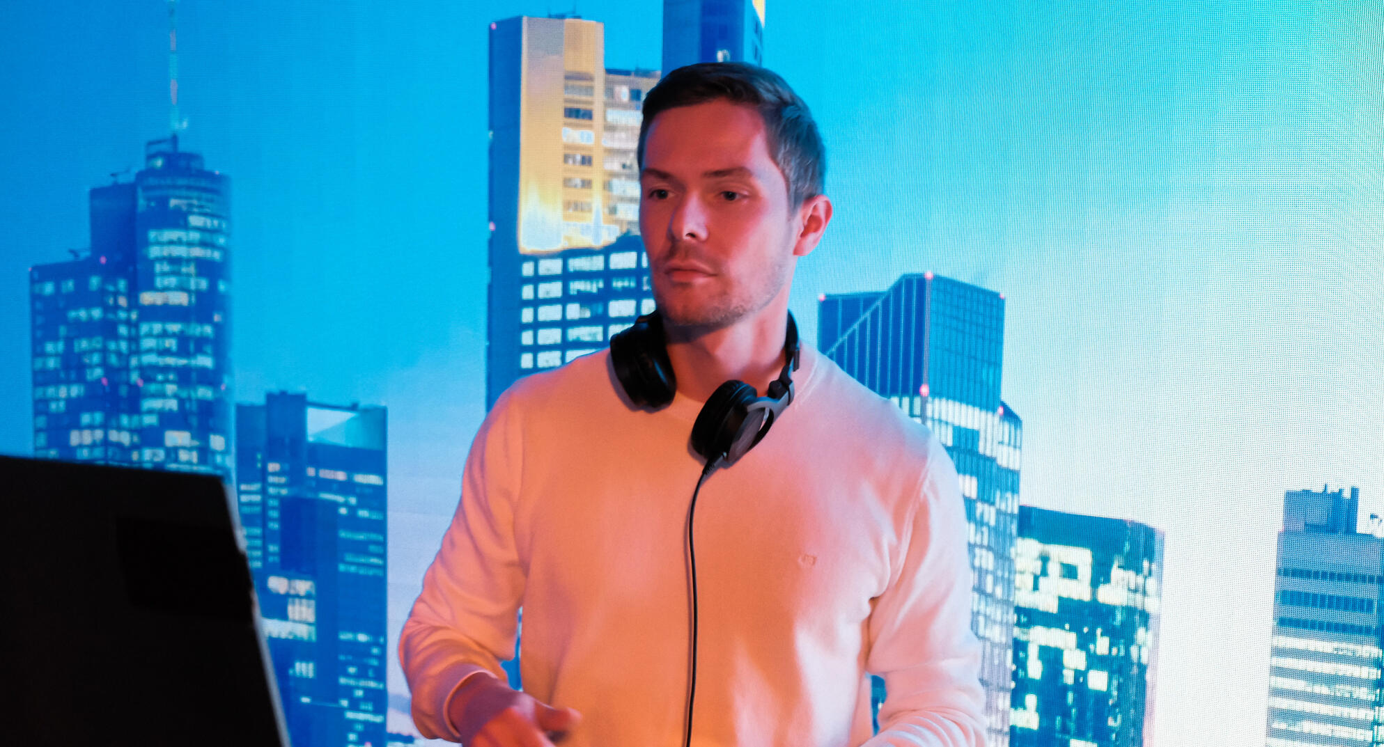 DJ Firmenevent in Frankfurt DJ auf Bühne bei großem Firmenevent in Frankfurt