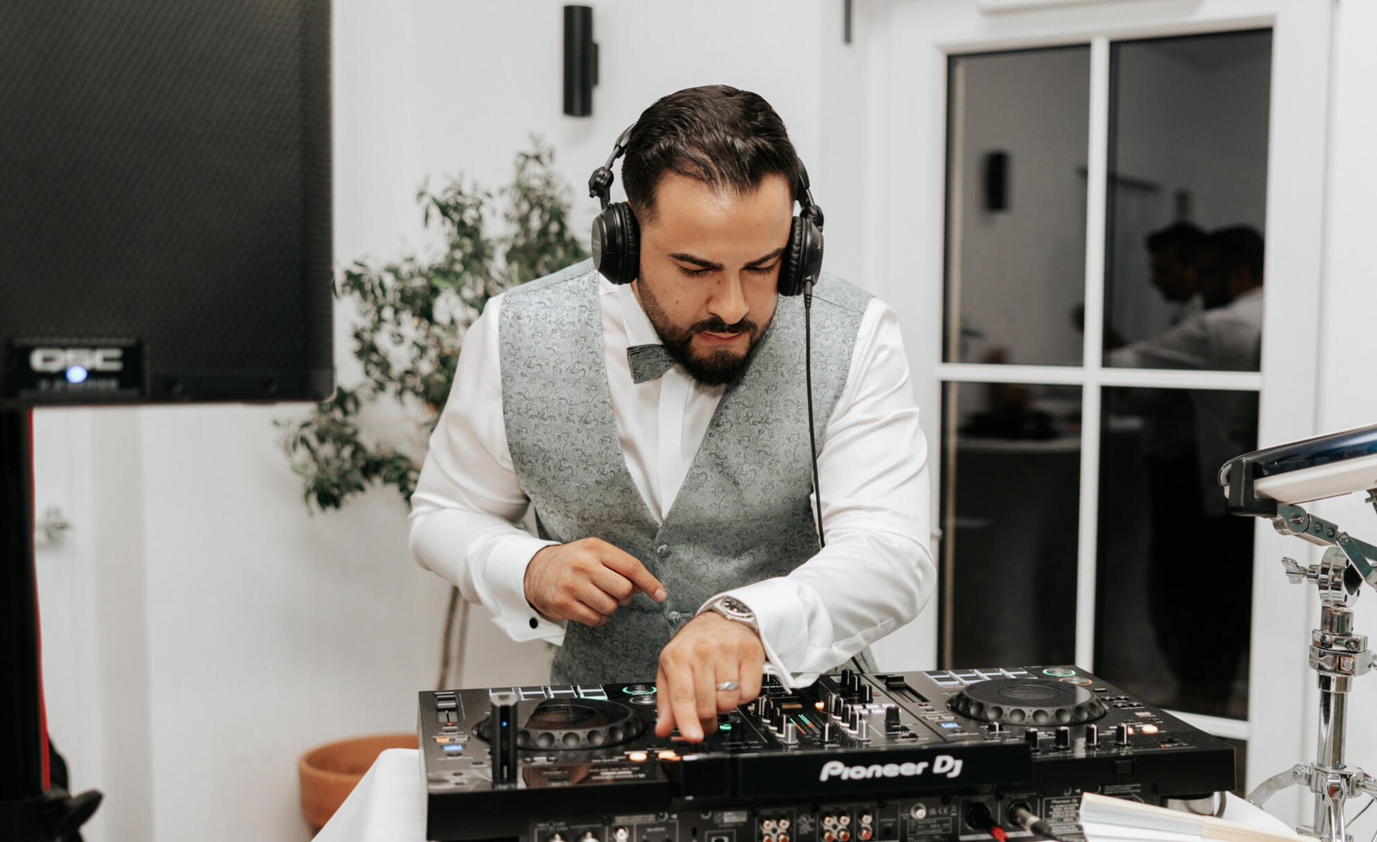 DJ auf Bühne bei großem Firmenevent in Frankfurt